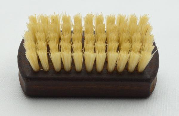 Reisehandwaschbürste und Nagelbürste Thermo-Buchenholz mit Griffmulden. 1 und 5 Reihen helle Naturborsten. Bürstenfabrik Keller seit 1869.